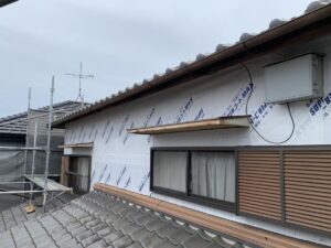 愛知県碧南市の外壁重ね張り工事の防水シート取付け後画像①