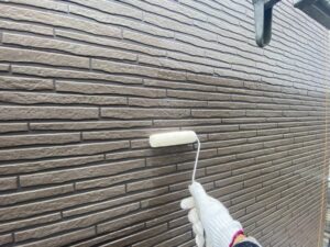 愛知県西尾市の外壁塗装下塗り施工中画像②