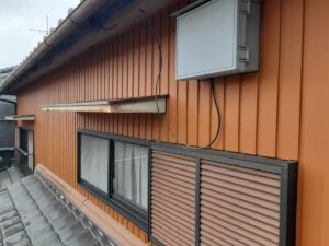愛知県碧南市の外壁重ね貼り工事の金属サイディング重ね張り後画像①