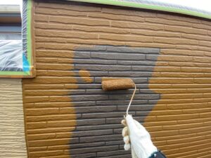 愛知県西尾市の外壁塗装中塗り施工中画像②