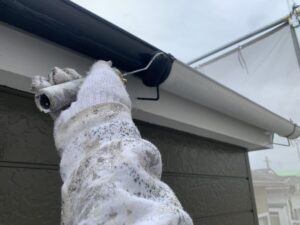 愛知県岡崎市M様邸　雨樋下塗り