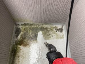 愛知県西尾市のバルコニー床高圧洗浄施工中画像