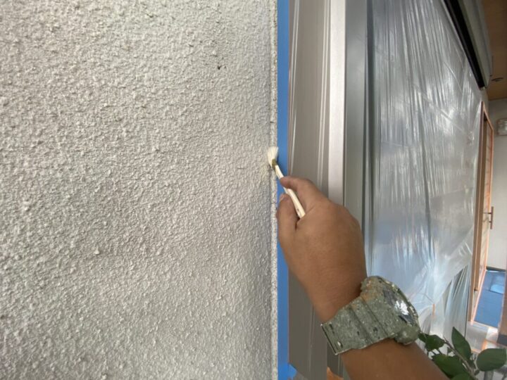 サッシ廻りシーリング打ち増し 作業①
