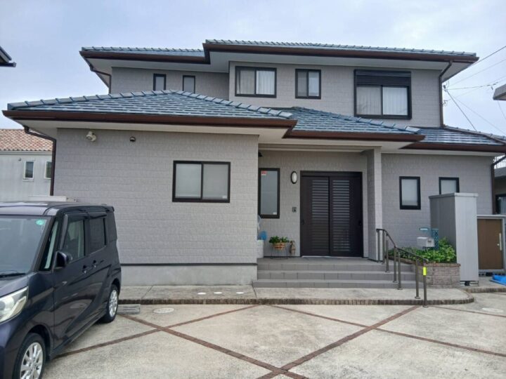 柔らかさと落ち着きを併せ持つグレージュカラーで外壁を一新✨トレンド感のあるモダンな色味が、建物のデザインをより引き立てます✨　｜愛知県高浜市　S様邸｜愛知県安城市、西尾市の塗り替え屋本舗　1136