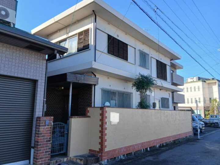 外壁のイメージはそのままで外塀は色変えでアクセントに✨　｜愛知県安城市　T様邸｜塗り替え屋本舗　1143