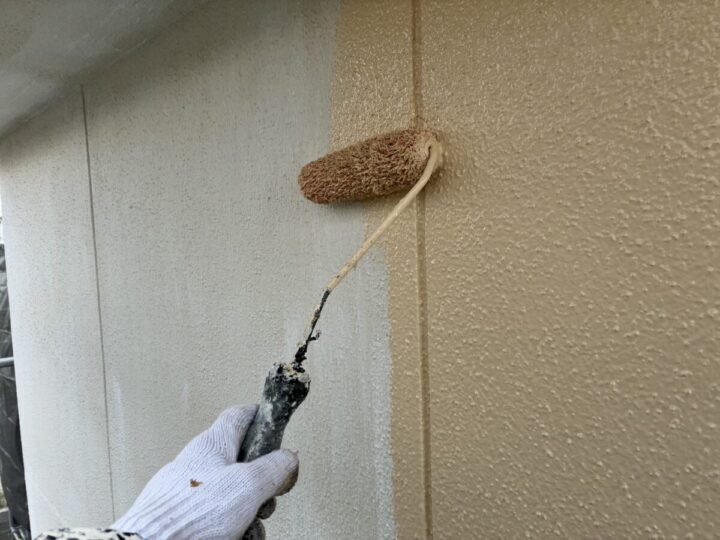 外壁塗装の中塗り