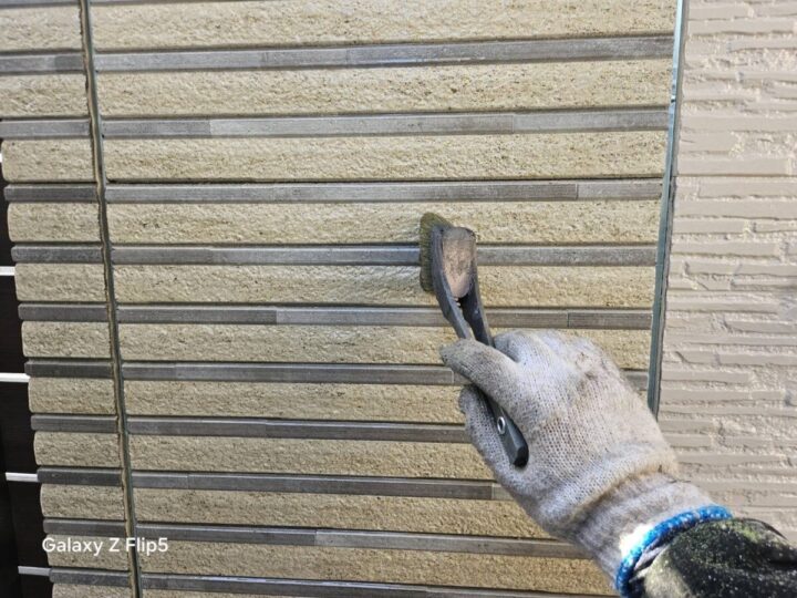 外壁塗装の下塗り(クリヤー)