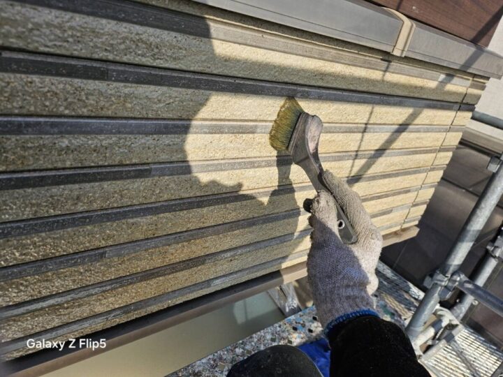 外壁塗装の上塗り(クリヤー)