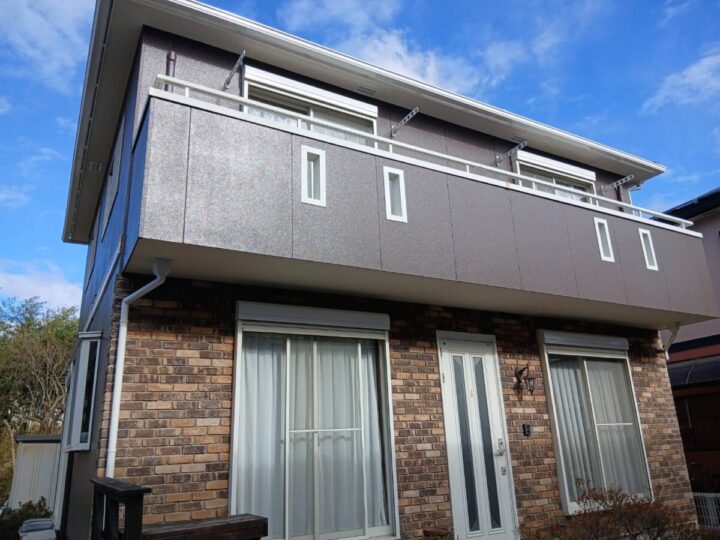 重厚感溢れるブラウンへとカラーを一新。  既存のタイル部分とも調和しおしゃれな外壁に✨　｜愛知県安城市　H様邸｜愛知県安城市、西尾市の塗り替え屋本舗　1160