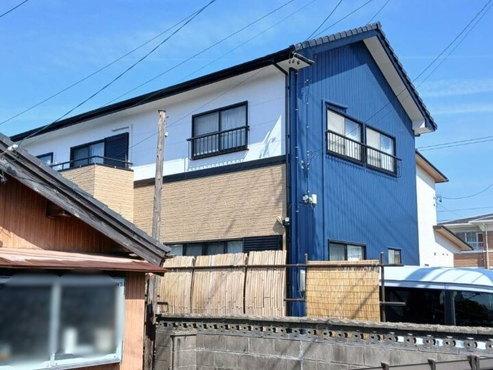 優しい色合いのお住まいに存在感あるブルーでグッと引き締まった外観に✨愛知県額田郡S様邸｜塗り替え屋本舗　1168