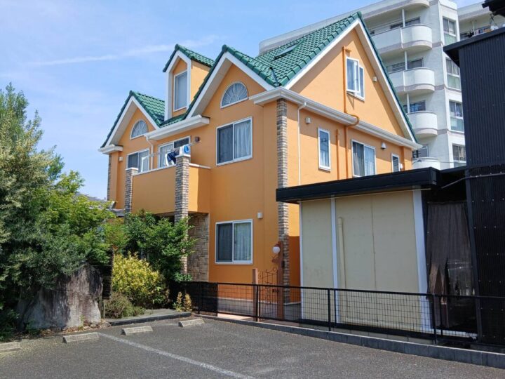 鮮やかなオレンジ色の外壁とグリーンの屋根が青空に映える洋風のお住まい🍊　｜愛知県安城市　S様邸｜愛知県安城市、西尾市の塗り替え屋本舗　1177