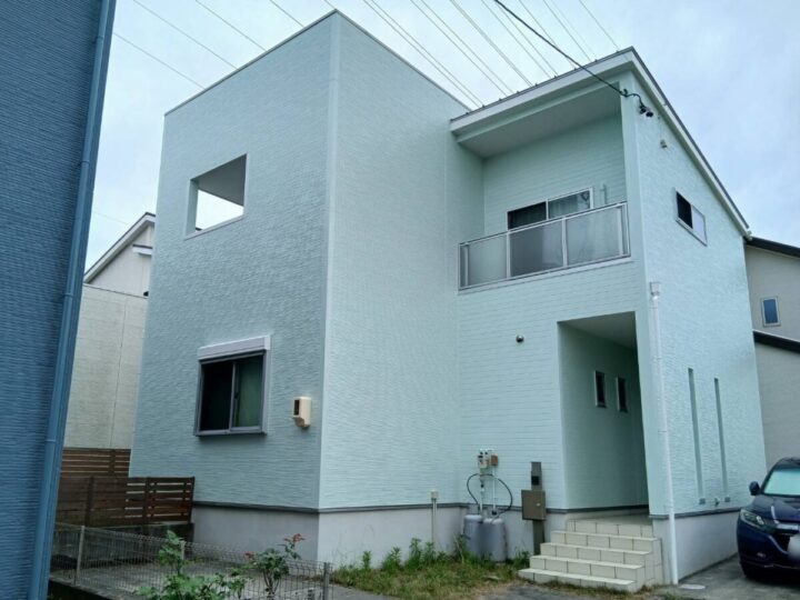 淡いグレイッシュグリーンが映える爽やかな外観に✨愛知県碧南市 H様邸｜塗り替え屋本舗　1187